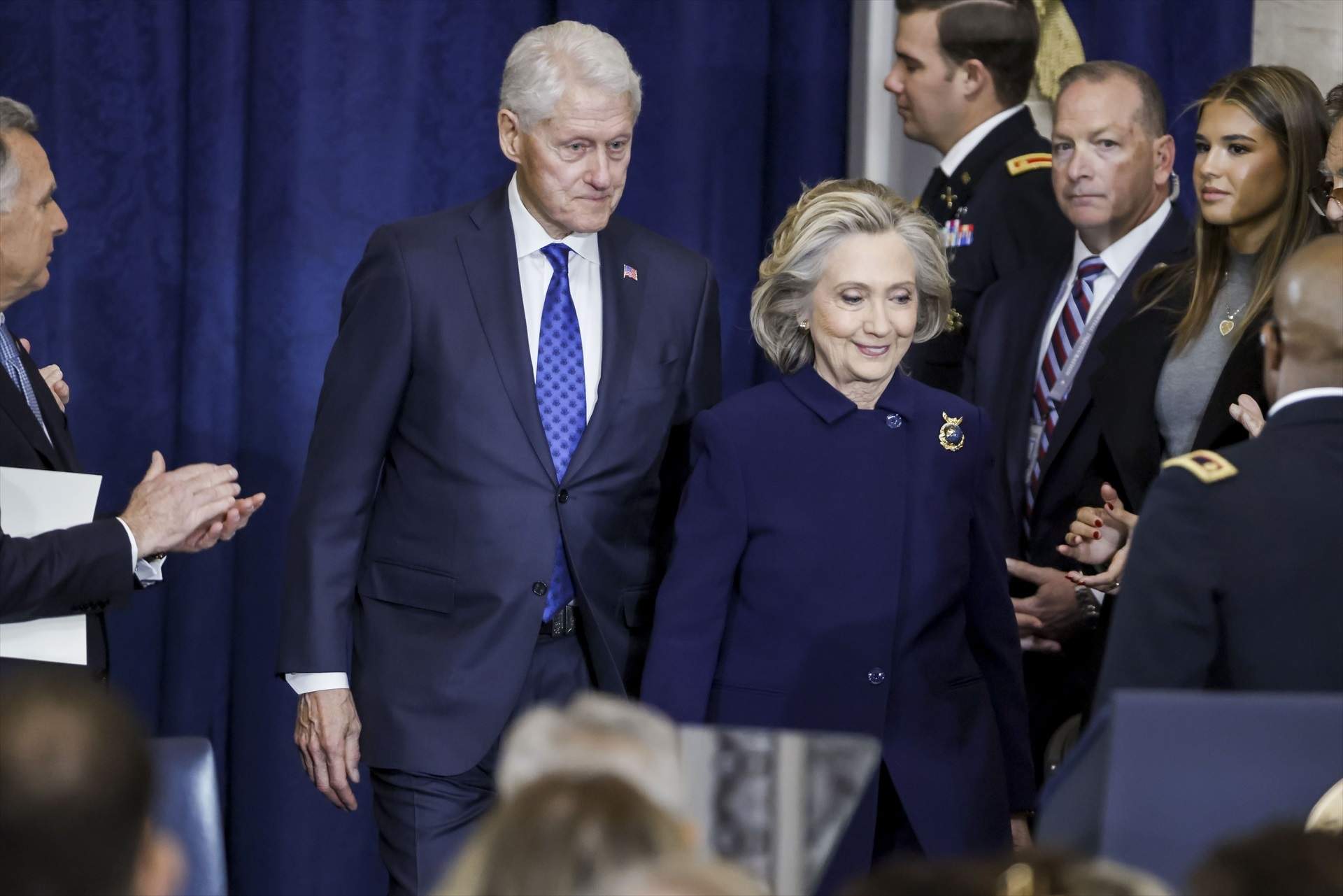 Bill Clinton niega haber conocido a Epstein y regaña al Congreso por haber citado a su esposa a declarar