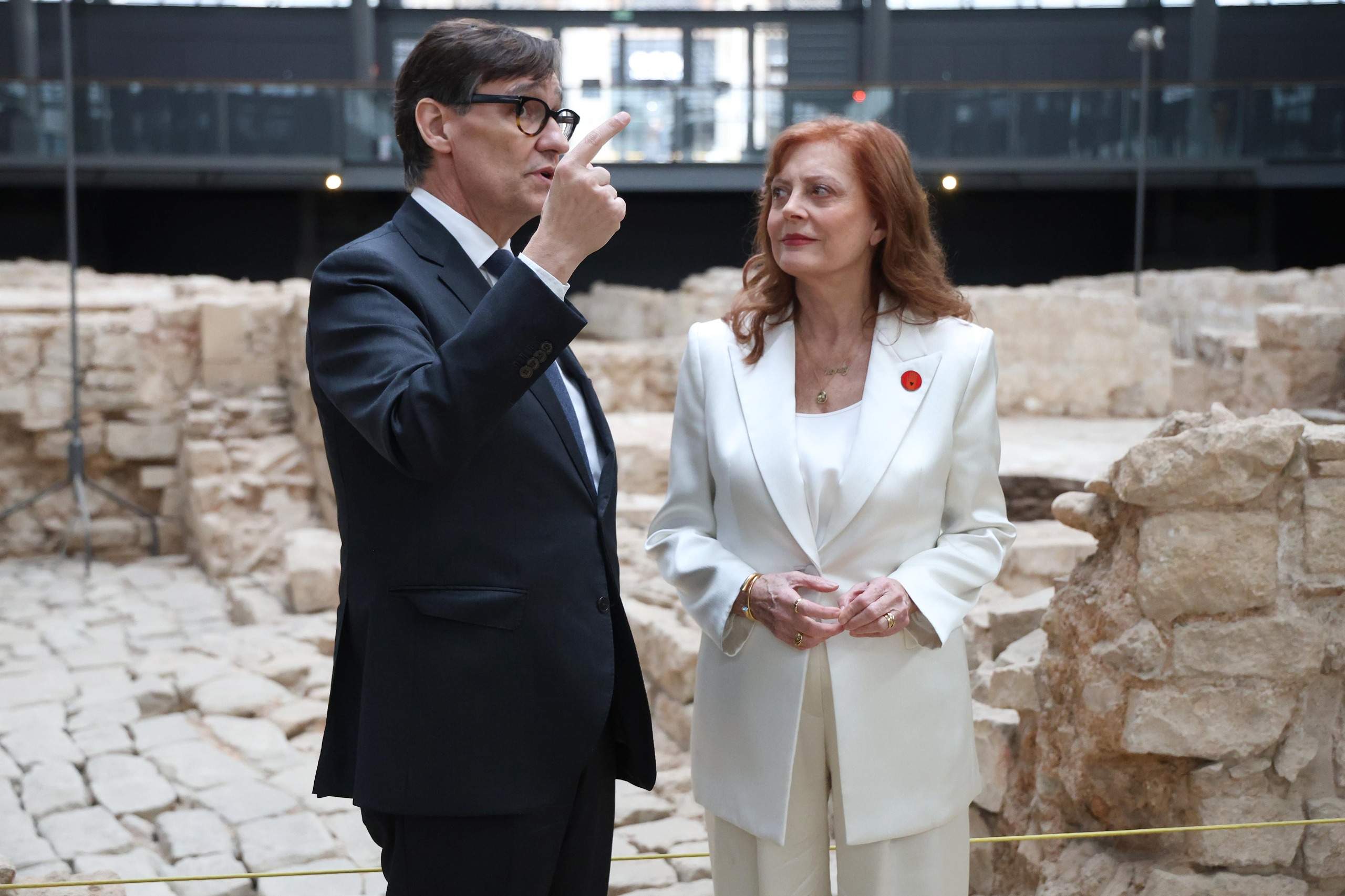 Susan Sarandon visita el Born con Salvador Illa