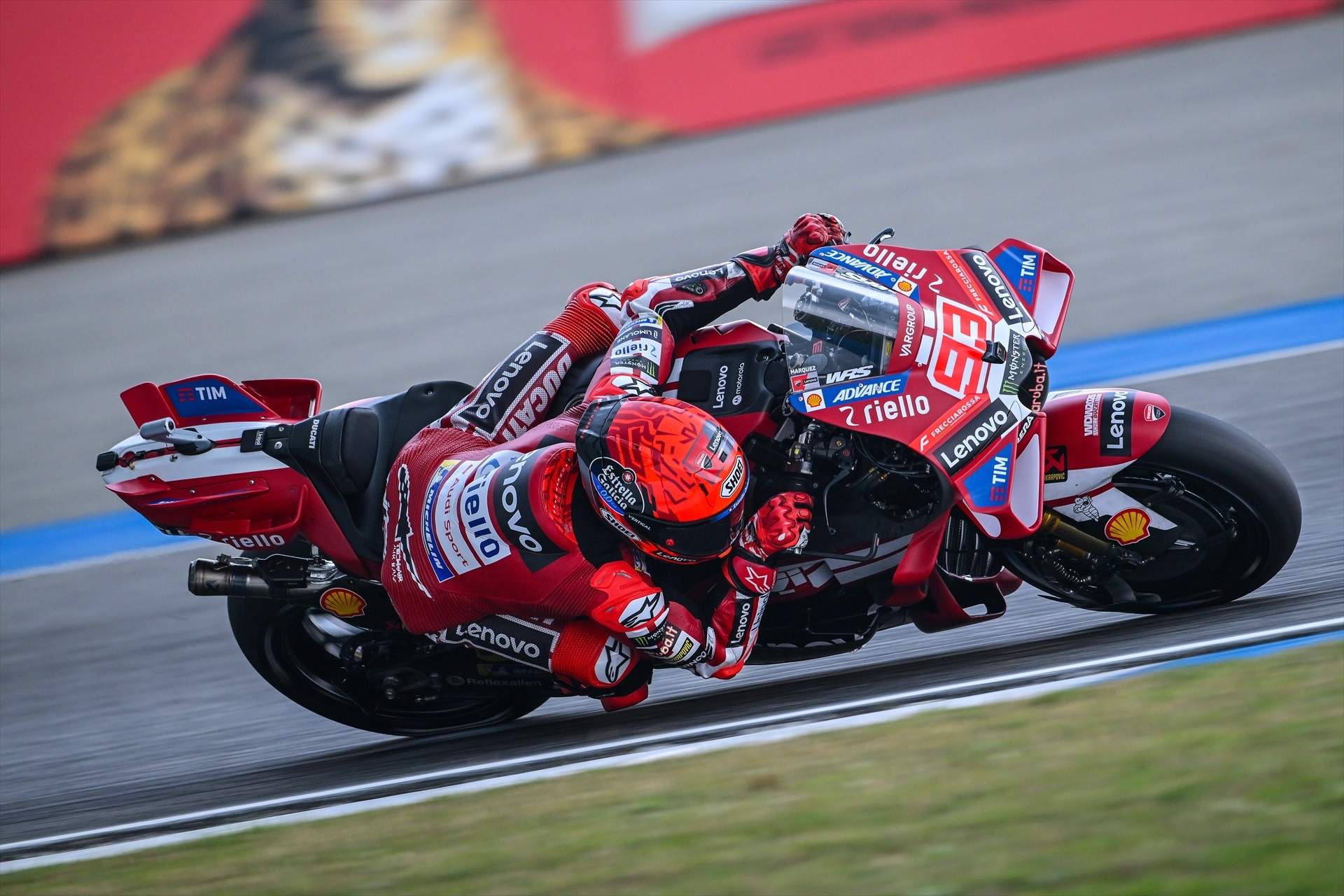 Bezzecchi domina con mano de hierro un GP de Tailandia fatídico para los hermanos Márquez