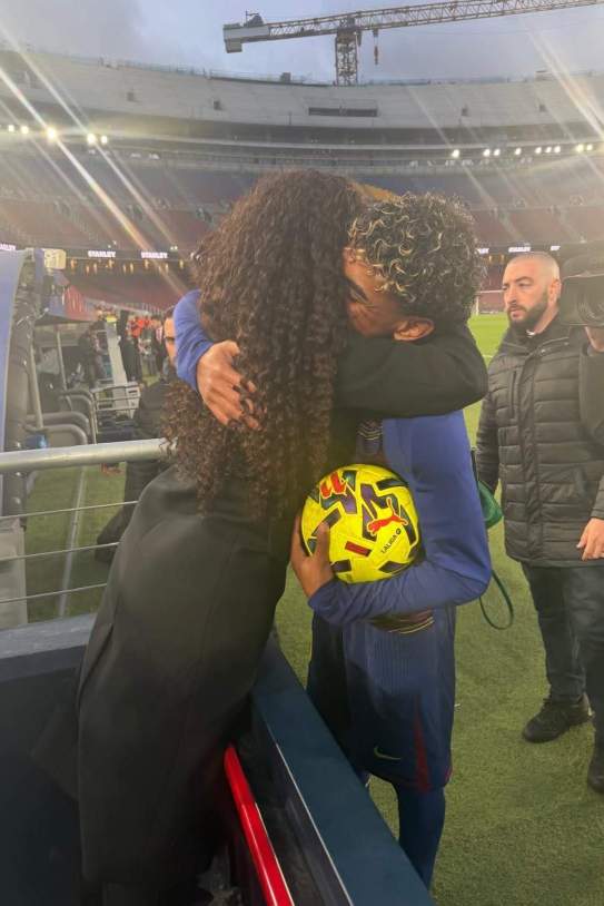 El abrazo de Lamine Yamal y su madre / Instagram