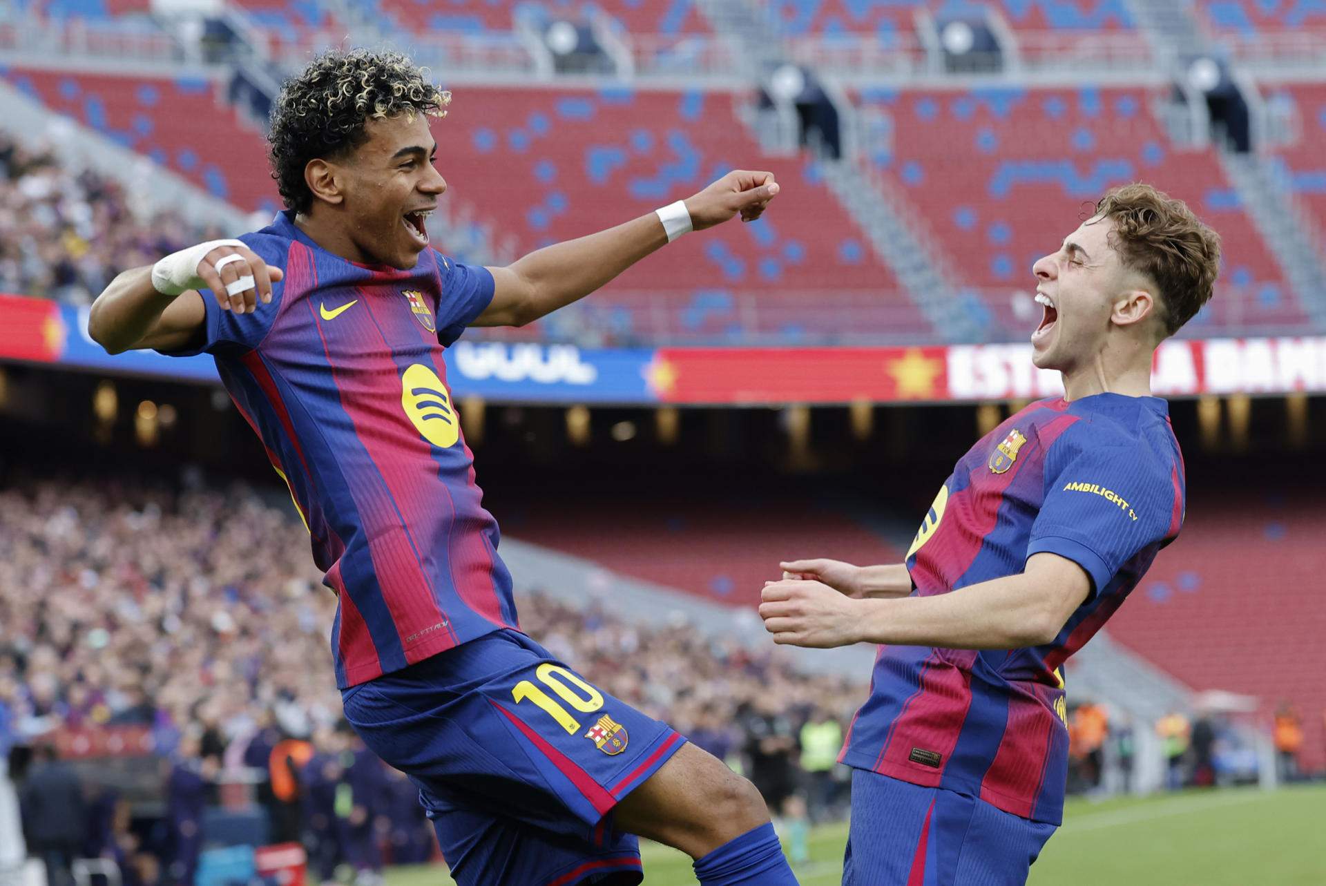 Lamine Yamal i Fermín López celebren un gol a l'Spotify Camp Nou / Foto: Europa press