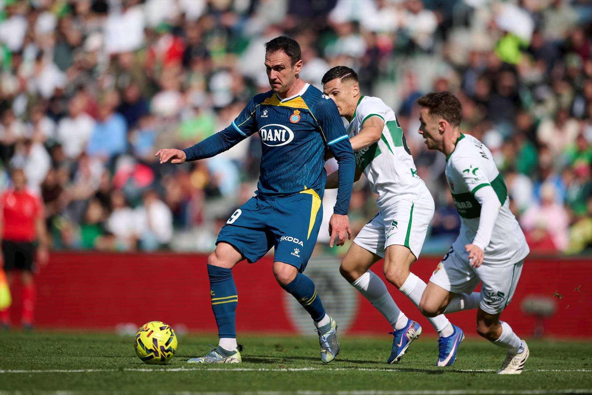 El Espanyol deja escapar la victoria en Elche con un penalti en el tramo final (2-2)