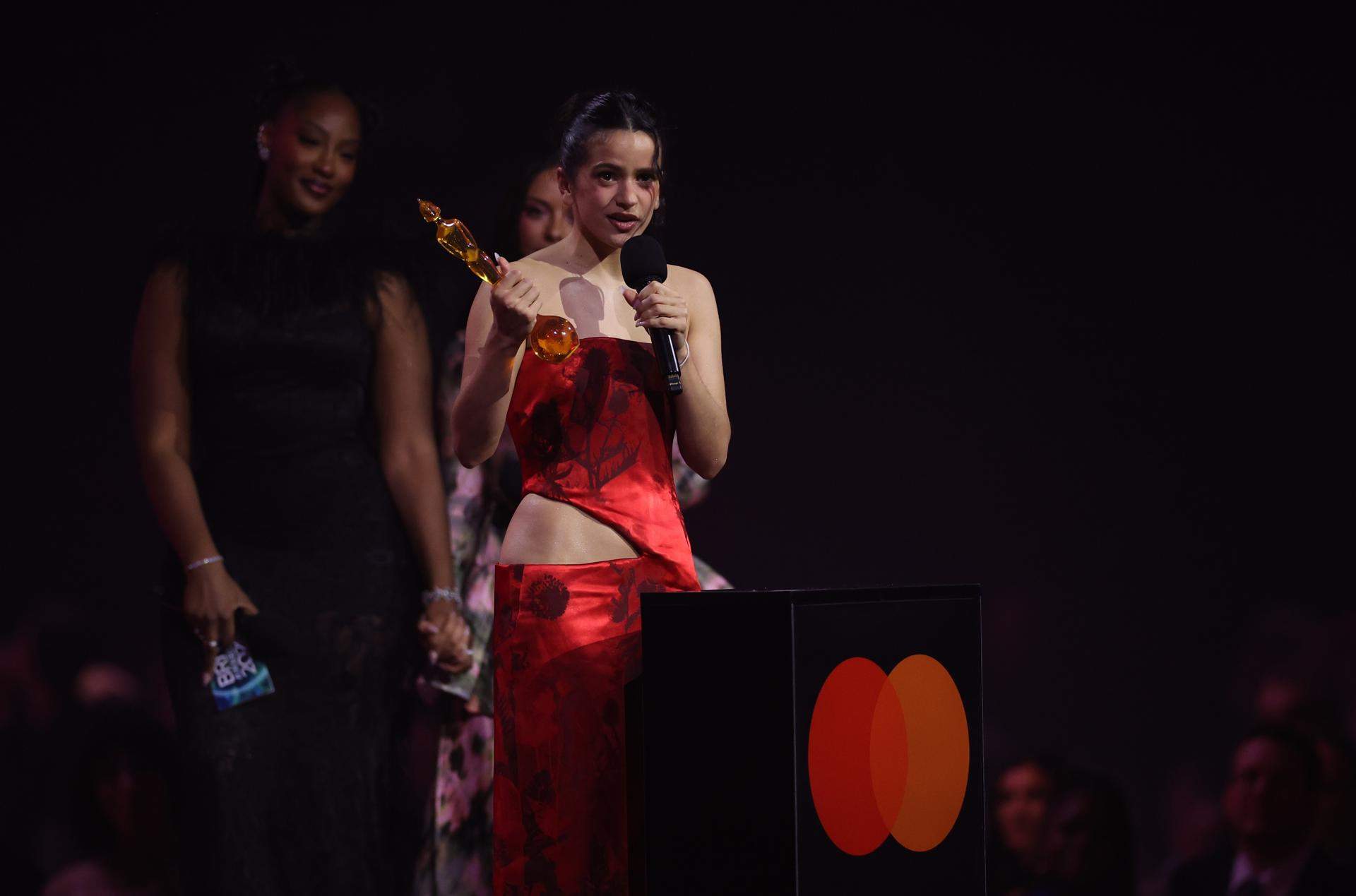 Rosalía brilla en los BRIT y se corona como la mejor artista internacional del año