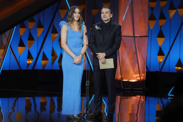 Alexia Putellas y Salva Reina entregando el Goya a mejores efectos especiales / Gtres 