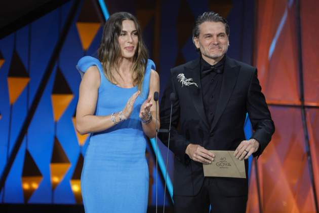 Alexia Putellas y Salva Reina entregando el Goya a mejores efectos visuales / Gtres