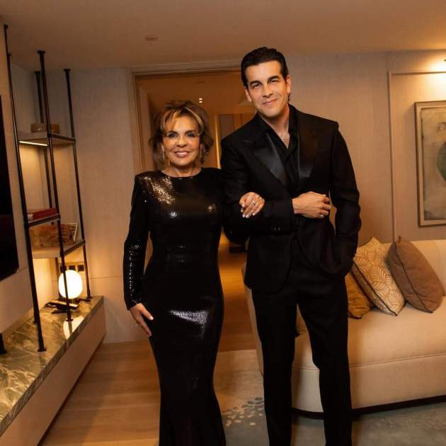 Mario Casas con Heidi Serra, su madre en los Goya 2026 / Instagram