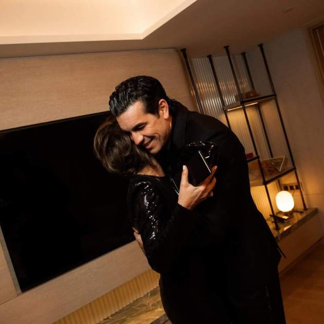 Mario Casas con Heidi Serra, su madre, en los Goya 2026 / Instagram