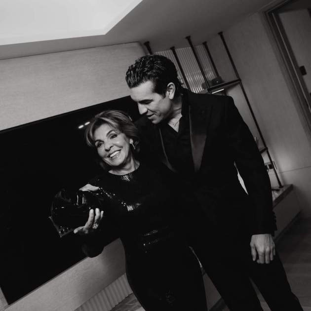 Mario Casas con Heidi Serra, su madre, en los Goya 2026 / Instagram