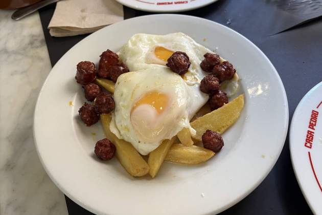Huevos fritos con patatas y chistorra del restaurante Casa Pagès. / Foto: Emma Porta