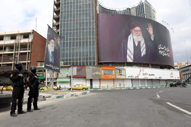 Fuerzas de seguridad iraníes hacen guardia junto a una enorme pancarta del líder supremo iraní, el ayatolá Ali Jamenei Efe