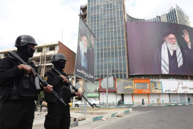 Fuerzas de seguridad iraníes hacen guardia al lado de una enorme pancarta del líder supremo iraní, el ayatolá Ali Khamenei Efe
