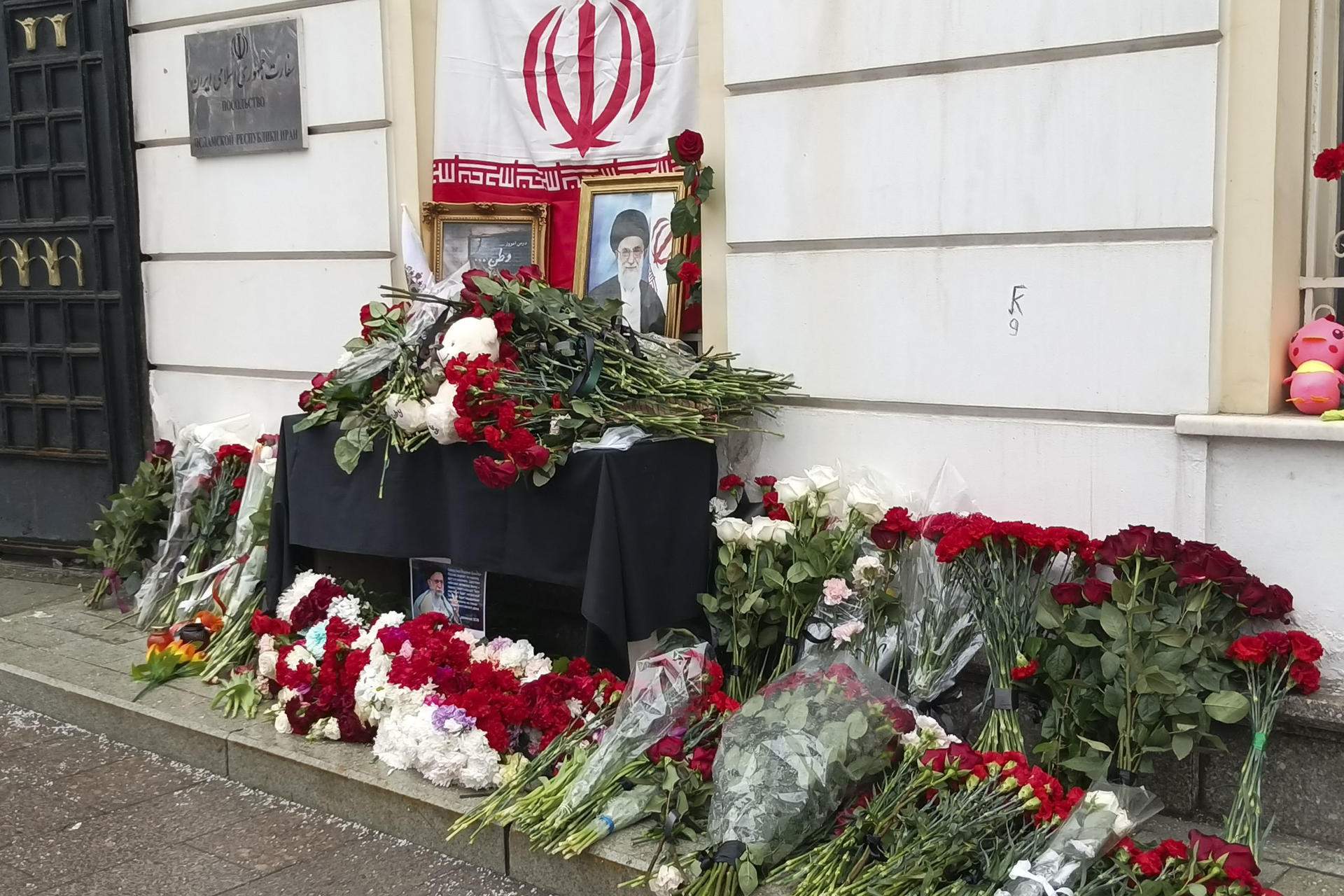 homenaje de los moscovitas a las víctimas de los bombardeos en Irán ante la embajada iraní en Moscú Efe