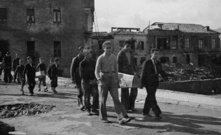 L'Aiguat de Sant Lluc mata a 370 persones. 21 10 1940. Víctimes de la catàstrofe. Carrer del Pont. Torelló. Font Ajuntament de Torelló