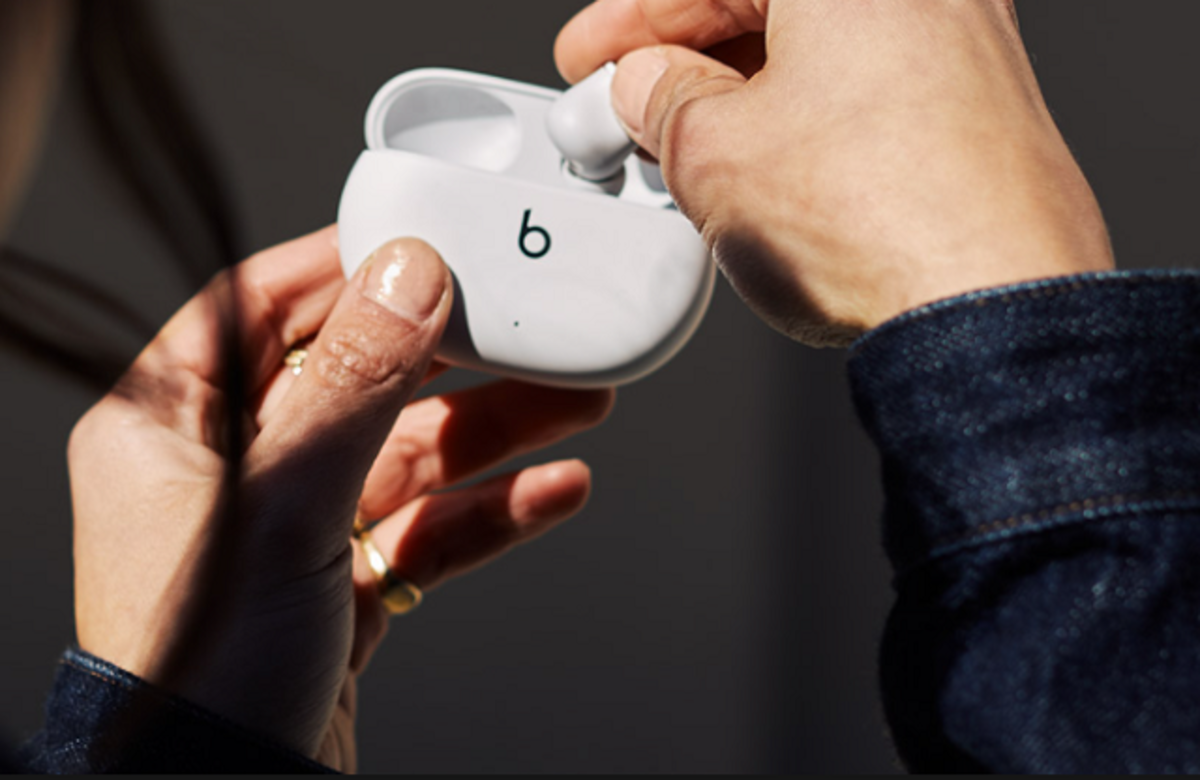 Beats-Studio-Buds-blancos