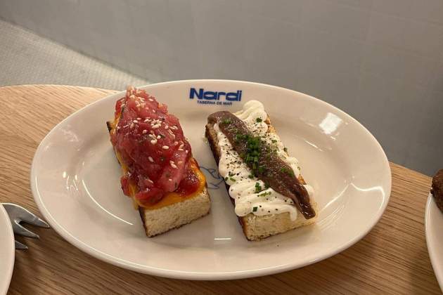 Brioche de atún y de anchoa de la Taberna Nardi. / Foto: Emma Porta