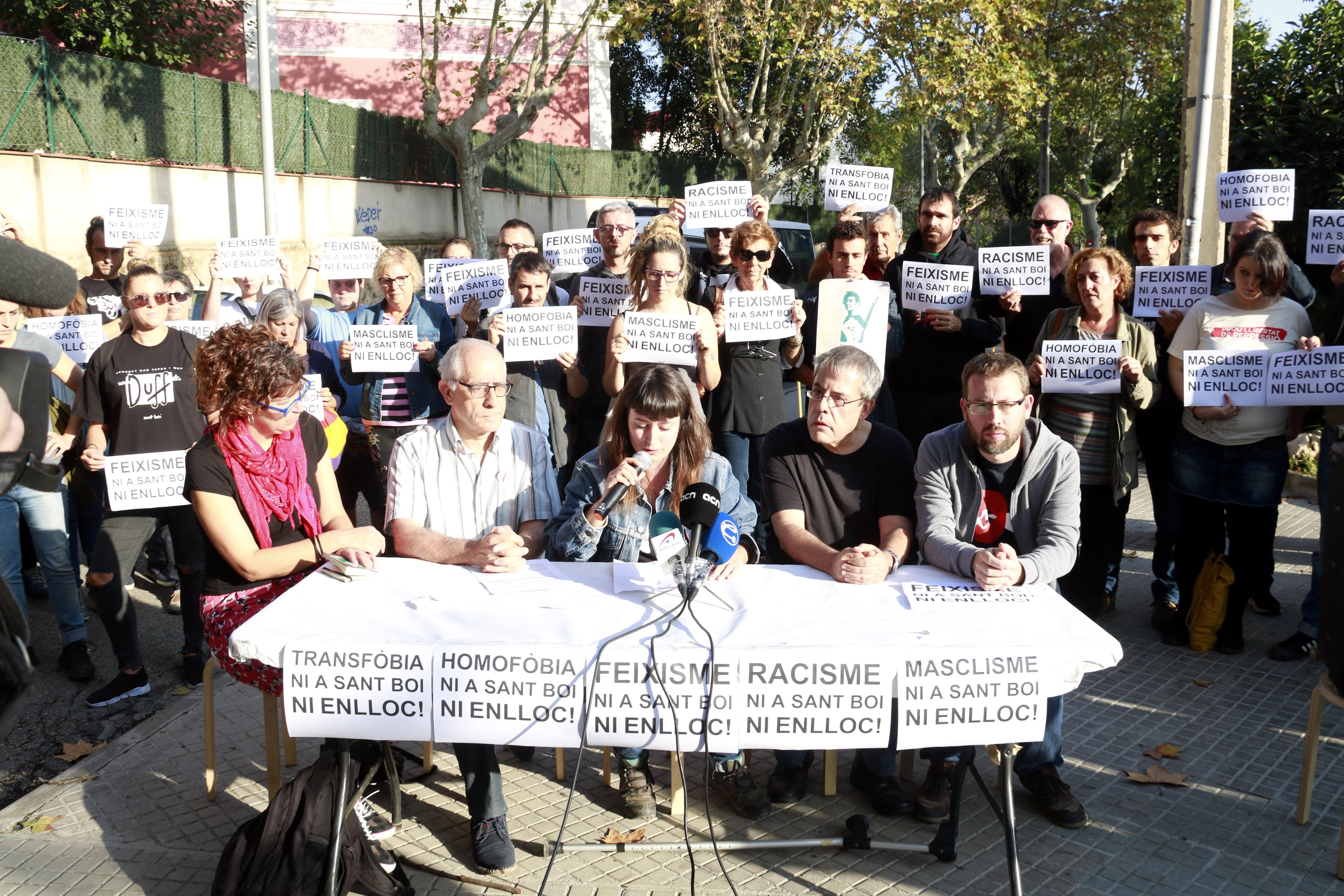 Desenes de persones es concentren contra un acte de VOX a Sant Boi