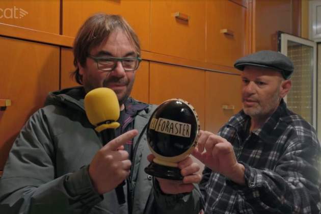 Quim Foraster con un huevo de avestruz dedicado al programa 3Cat Quim Foraster con un huevo de avestruz dedicado al programa 3Cat