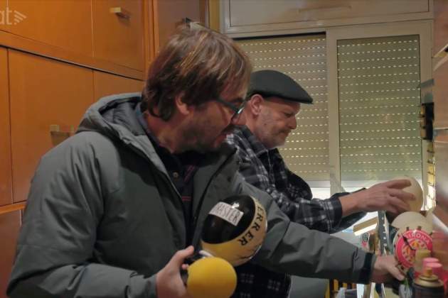 Quim Foraster con los huevos de avestruz de David de Besalú 3Cat Quim Foraster con los huevos de avestruz de David de Besalú 3Cat