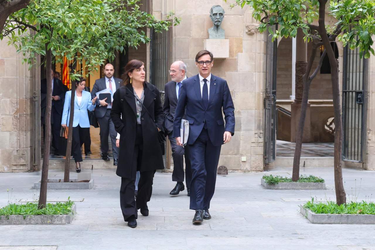 Illa viatja a Califòrnia coincidint amb noves protestes dels mestres i la crisi per la infiltració dels Mossos