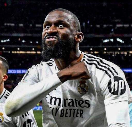 Rudiger... tot un 'exemple' en un camp de futbol... Rudiger... tot un 'exemple' en un camp de futbol...