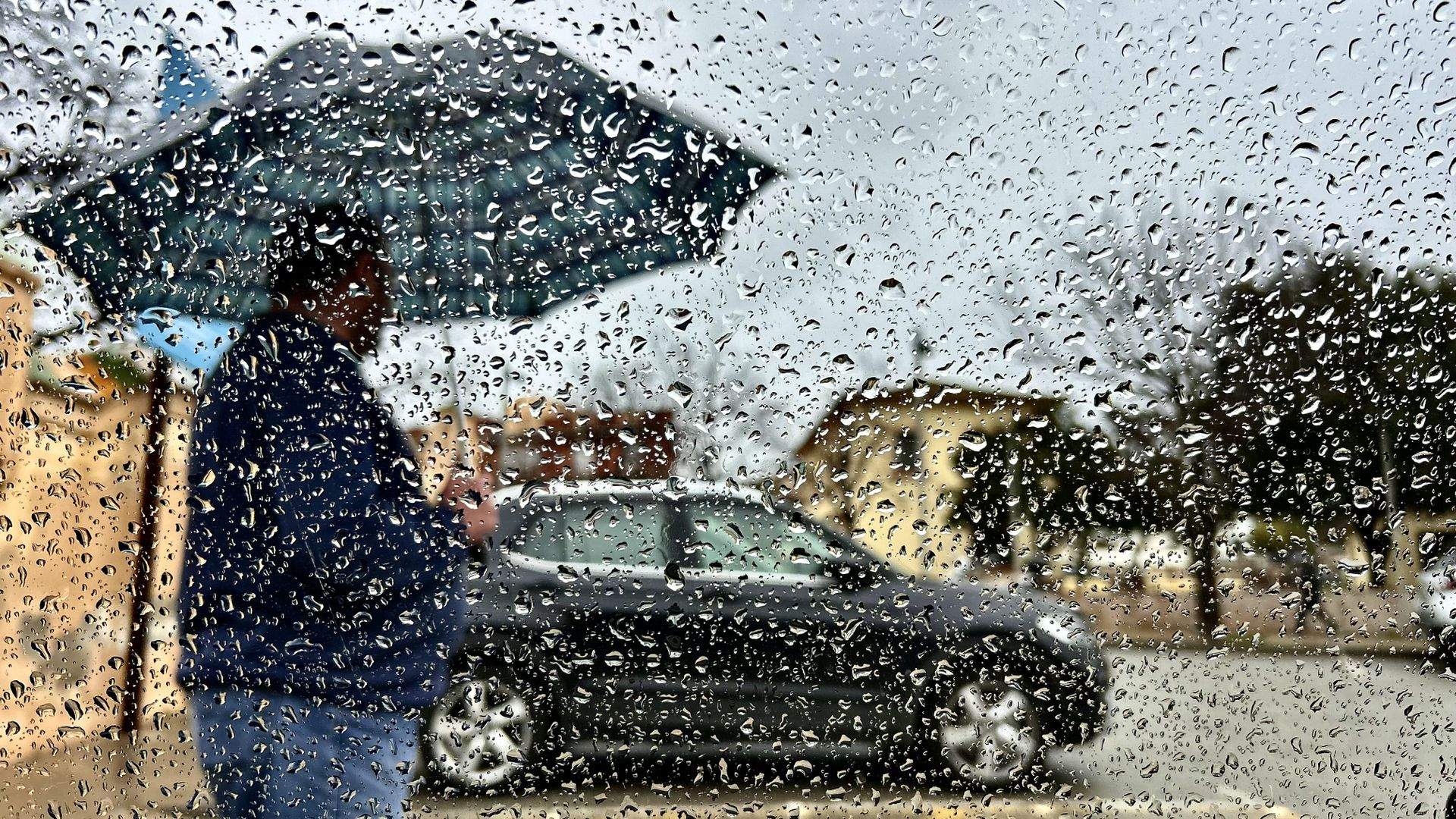 Vuelve el desmadre meteorológico: lluvia de barro en Catalunya, ¡coged el paraguas!