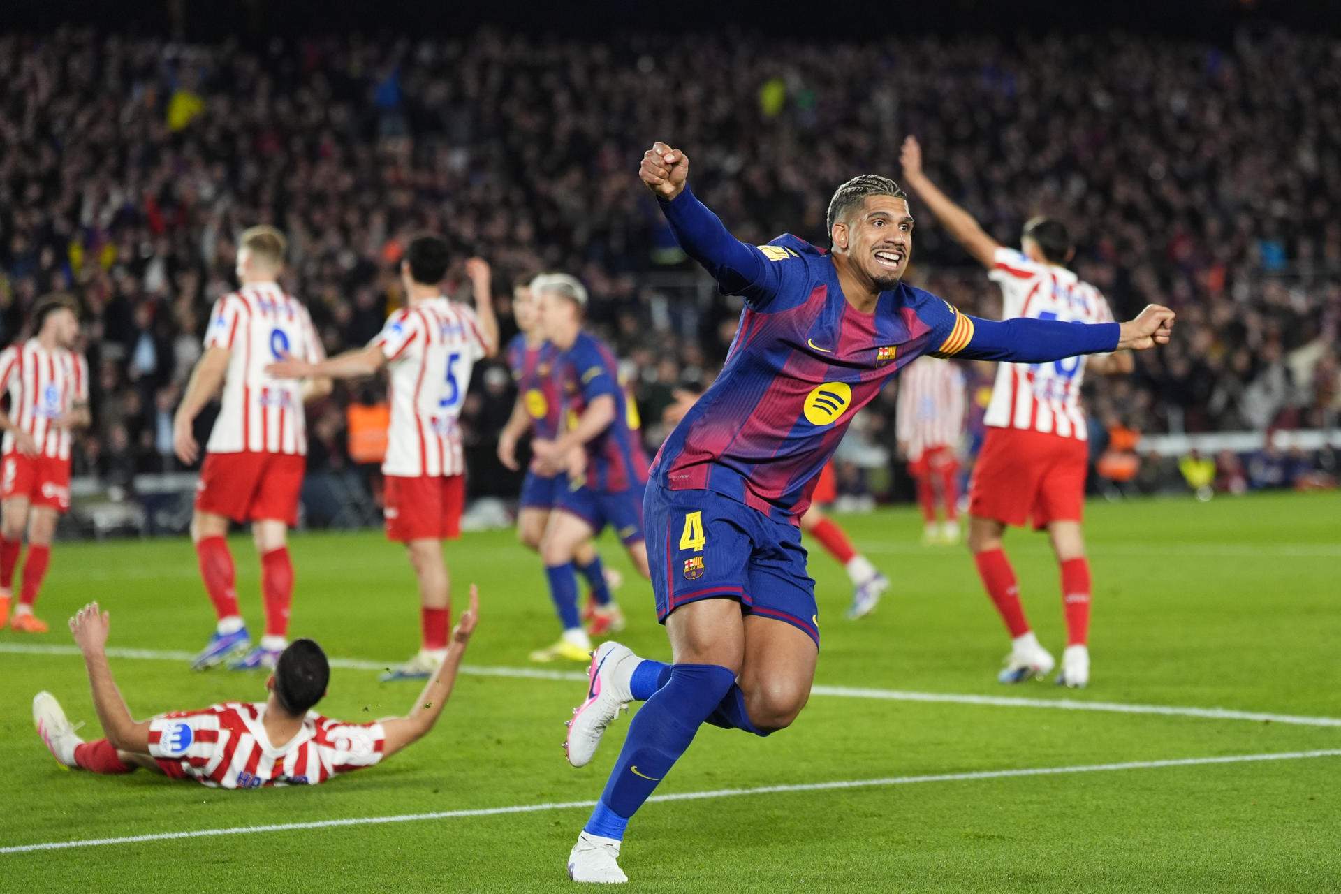 Araujo després d'un gol del Barça contra l'Atlètic / Foto: EFE