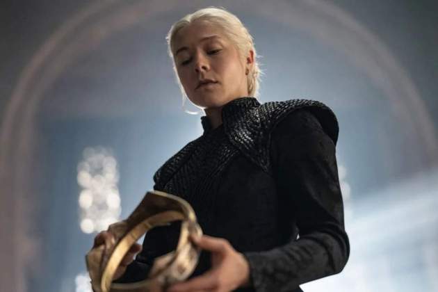 Rhaenerys Targaryen, sujetando la corona de los Siete Reinos