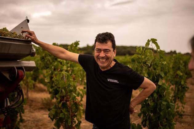 Tomas Cusiné en la viña. / Foto: Cervoles.com