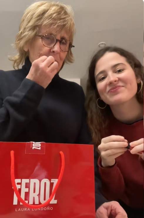 Imágenes de un TikTok de Mercedes Milá con su sobrina, Marina TikTok Imágenes de un TikTok de Mercedes Milá con su sobrina, Marina TikTok