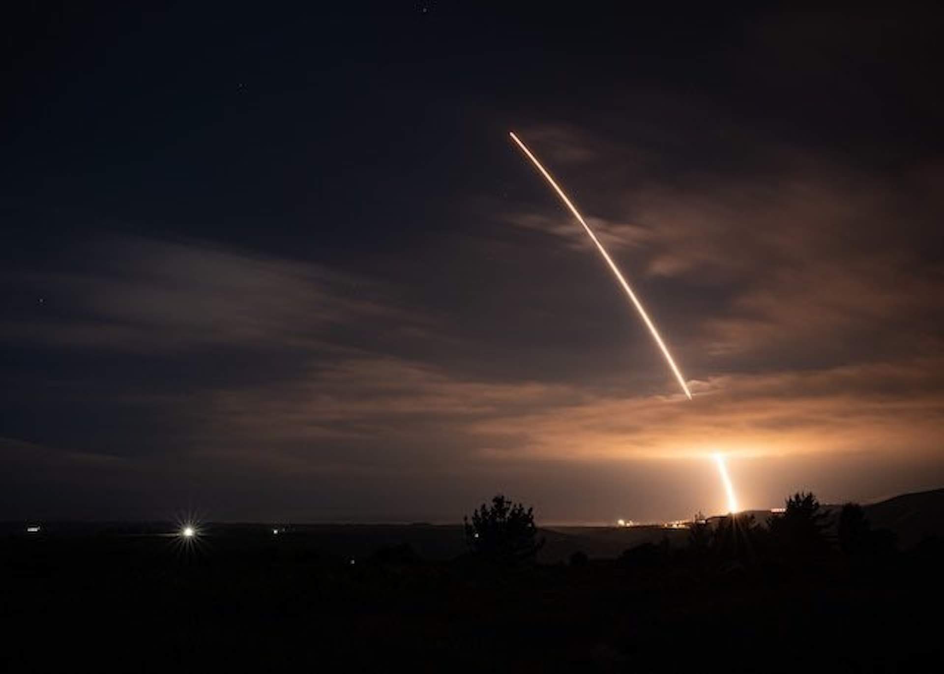 Minuteman III: EEUU prueba un misil intercontinental con capacidad para transportar ojivas nucleares