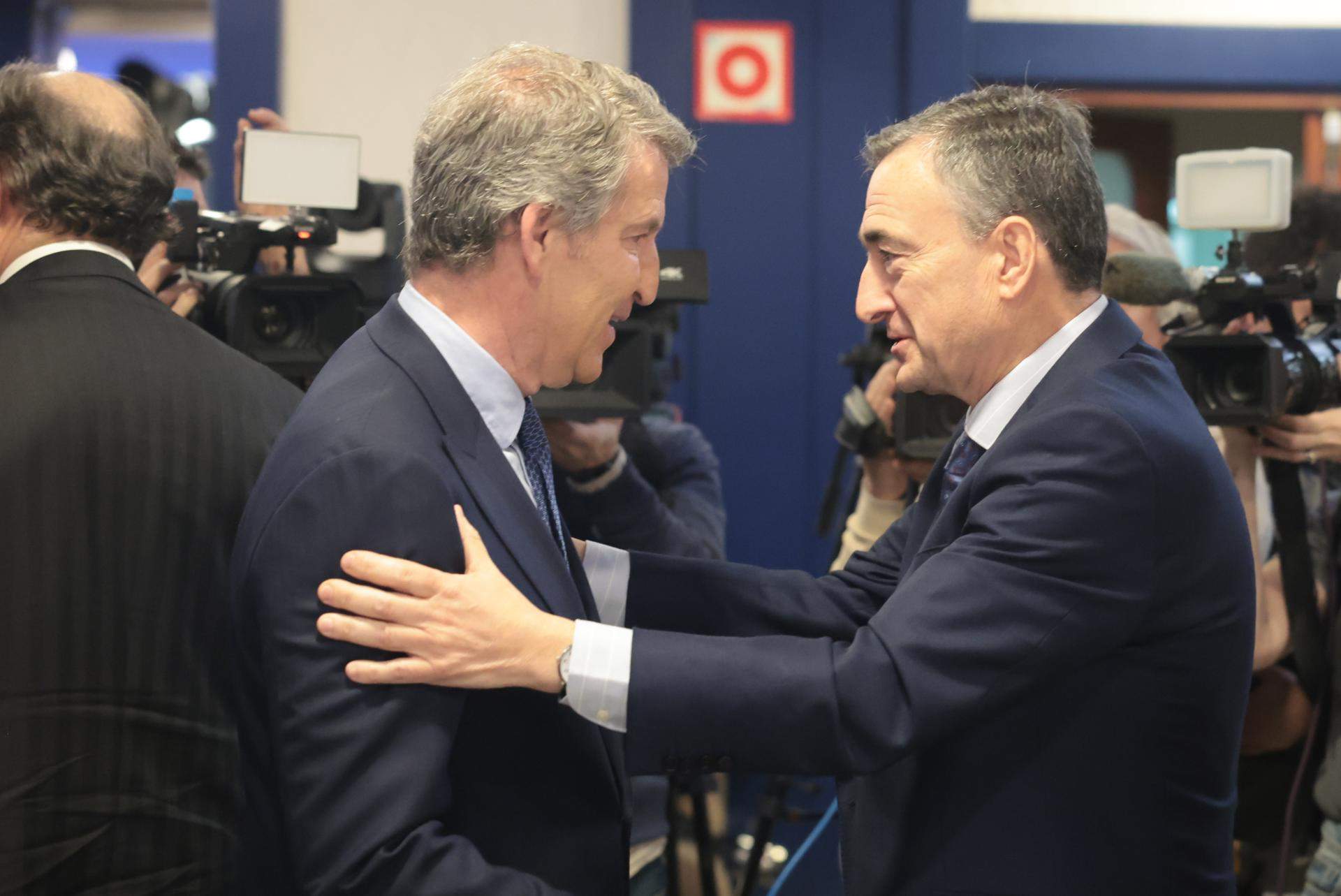 Feijóo i el PNB escenifiquen a Bilbao la fi de les seves hostilitats i el desglaç de les relacions
