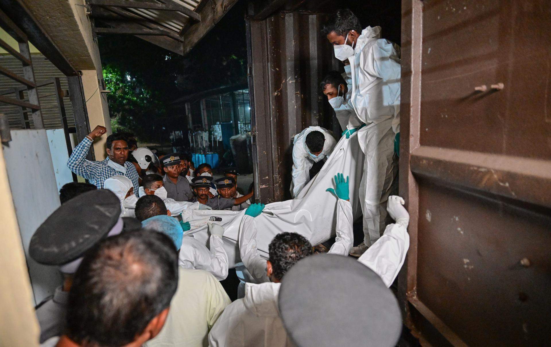 Personal sanitari Sri Lanka descarrega els cossos dels mariners iranians morts