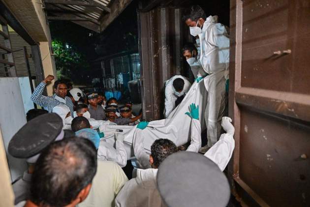 Personal sanitari Sri Lanka descarrega els cossos dels mariners iranians morts Personal sanitari Sri Lanka descarrega els cossos dels mariners iranians morts