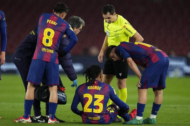 Kounde, lesionado durante el Barça - Atlético / Foto: EFE