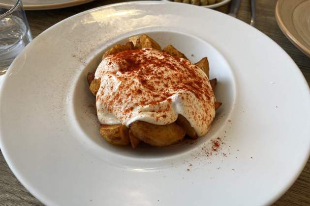 Patatas bravas del restaurante Cal Siscu. / Foto: Oriol Foix Duaigües