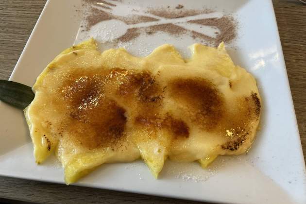 Piña con crema catalana del restaurante Cal Siscu. / Foto: Oriol Foix Duaigües