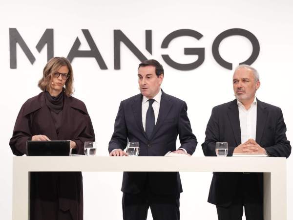 La directora financiera de Mango, Margarita Salvans; el presidente y consejero delegado, Toni Ruiz, y el director de Expansión y Franquicias, Daniel López. Europa Press