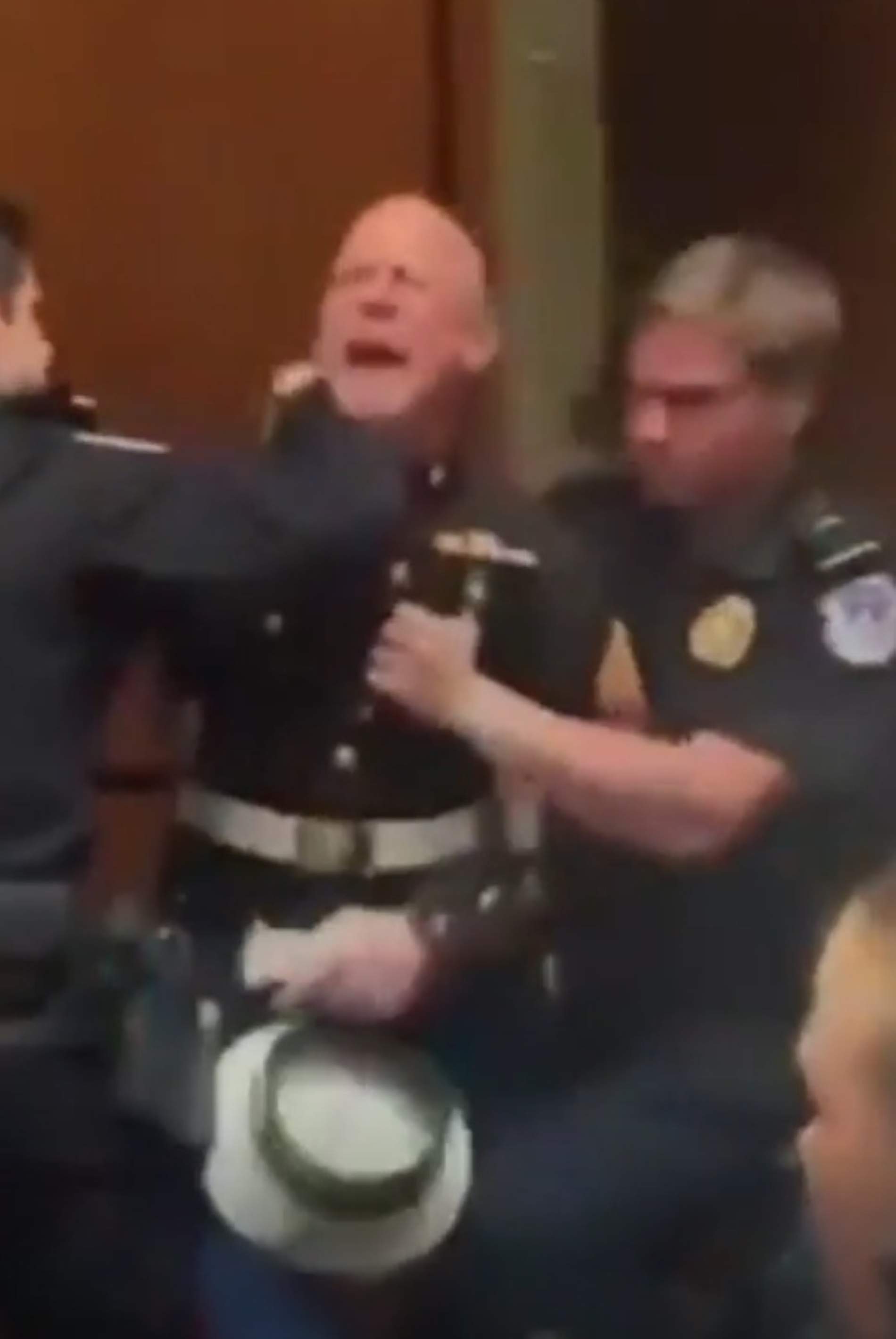 Le rompen el brazo a un veterano de EE. UU. que protestaba en el Capitolio contra la guerra de Irán | VÍDEO