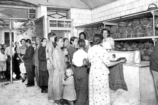 Colas de racionamiento. / Foto: Archivo Fotográfico de Barcelona