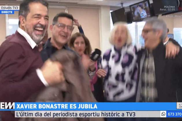 Els companys de Xavier Bonastre, saltant amb ell en el seu adeu 3Cat