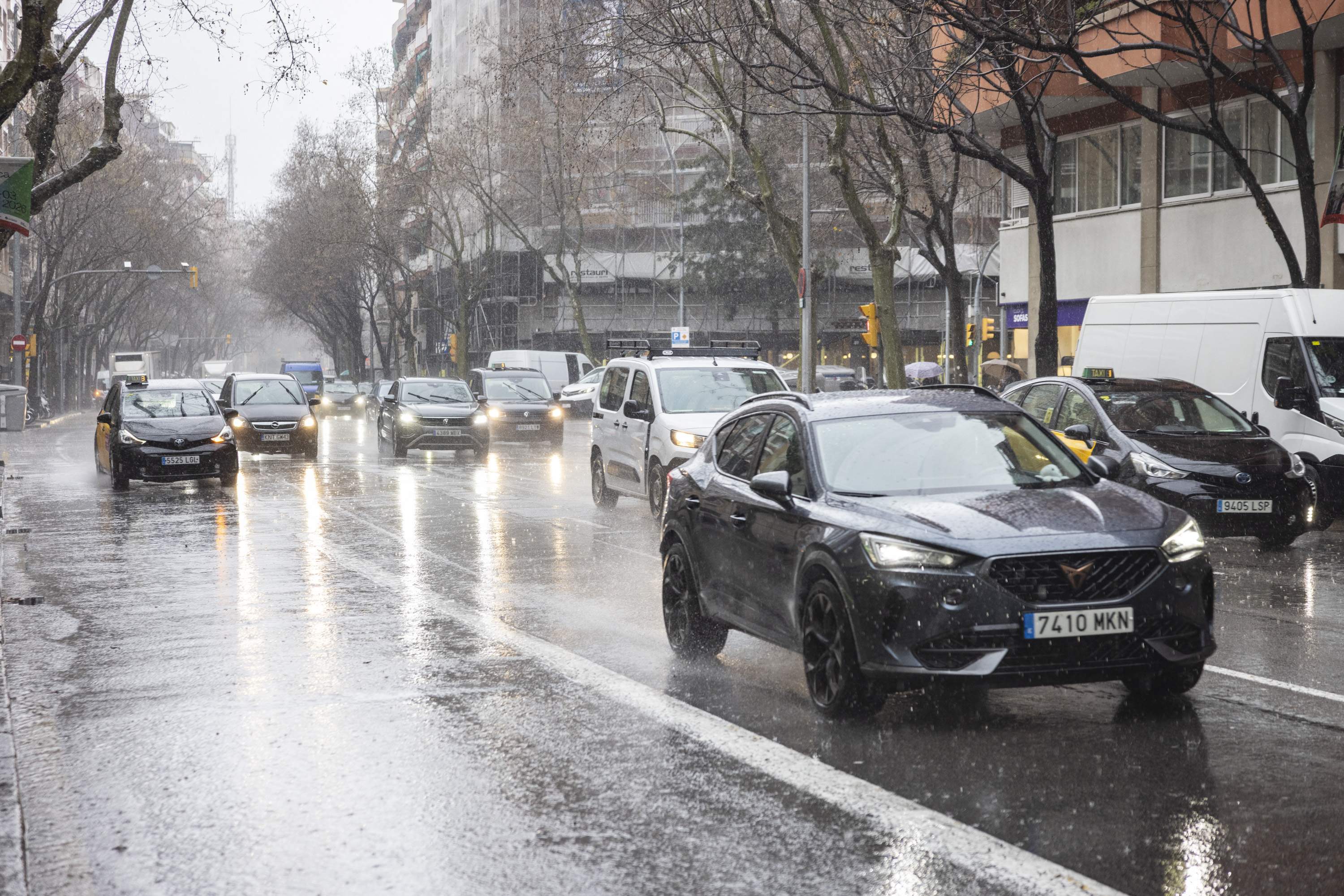 El Govern restringe la movilidad y suspende las clases este miércoles en cinco comarcas por lluvias intensas