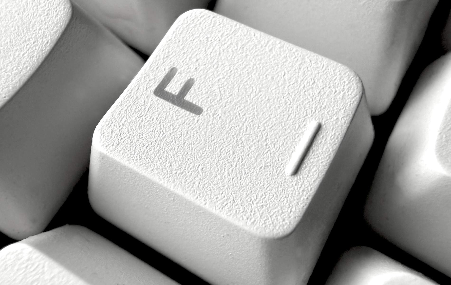 Por qué las teclas “F” y “J” tienen relieve: el detalle oculto que mejora tu forma de escribir