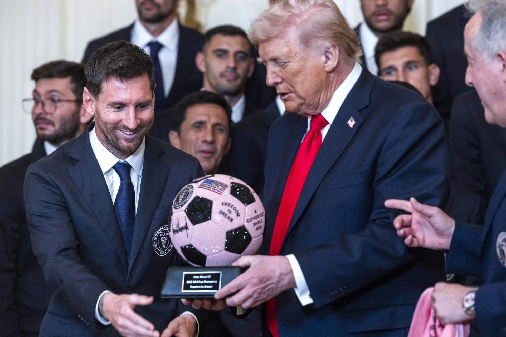 Trump saca pecho ante Messi: se jacta de dar una paliza a Irán y de que Cuba será el próximo objetivo