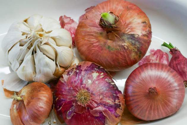 Empezamos con ajo y cebolla / Foto: Unsplash Empezamos con ajo y cebolla / Foto: Unsplash