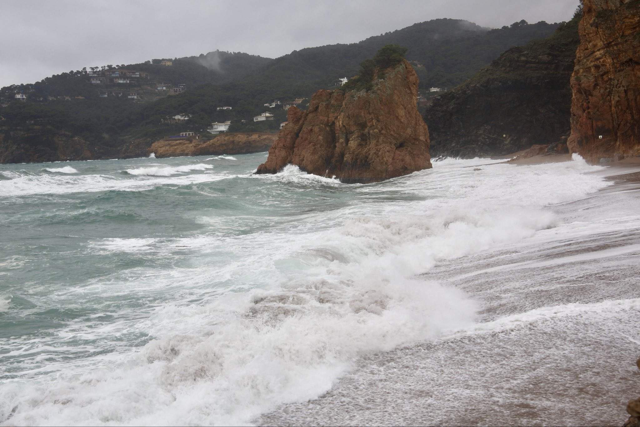 Més pluja, tempestes i algunes nevades a Catalunya durant la segona part del temporal
