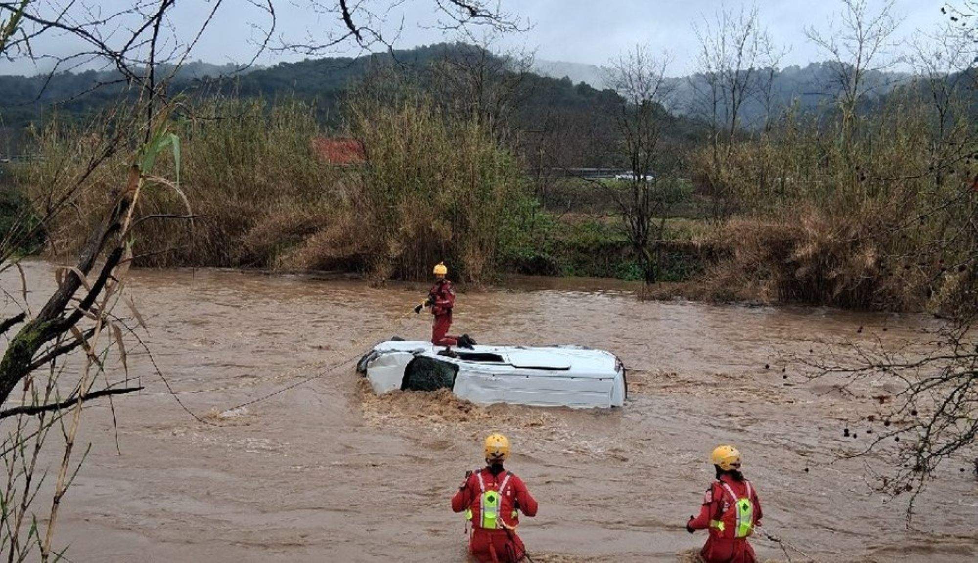 Els Bombers busquen el conductor d'una furgoneta arrossegada per la riera Giola a Llinars del Vallès