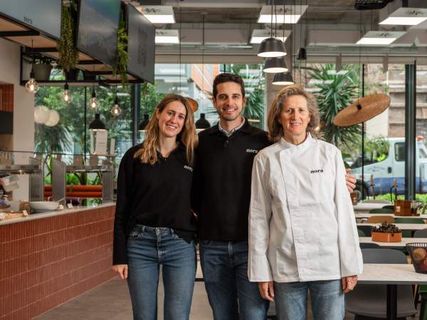 Nora Vallcorba con Albert Solé y Nora Batalla, responsables de Nora Real Food.