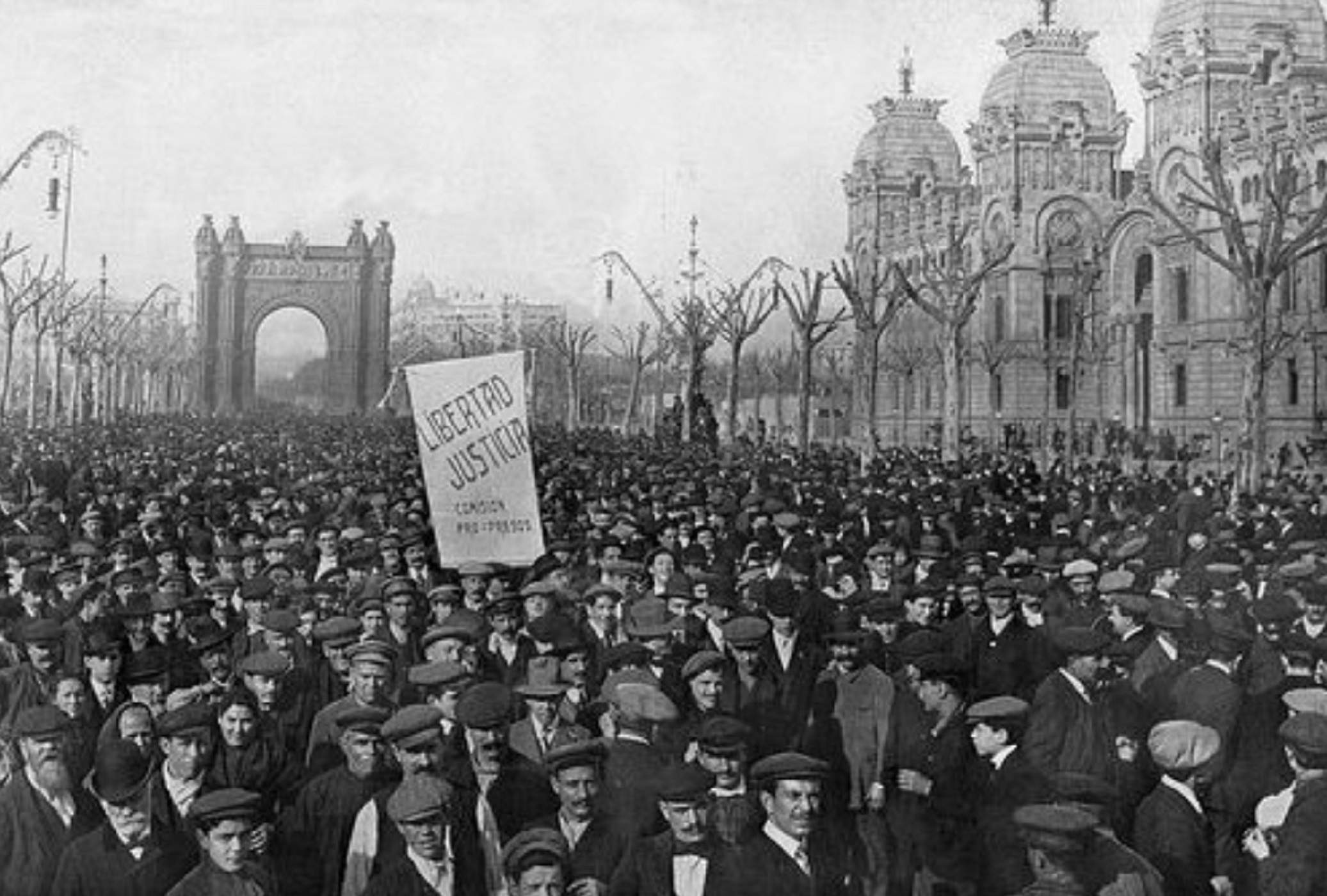 Manifestación del Cierre de Cajas, que unió a patrones y obreros catalanes. Fuente Wikimedia Commons