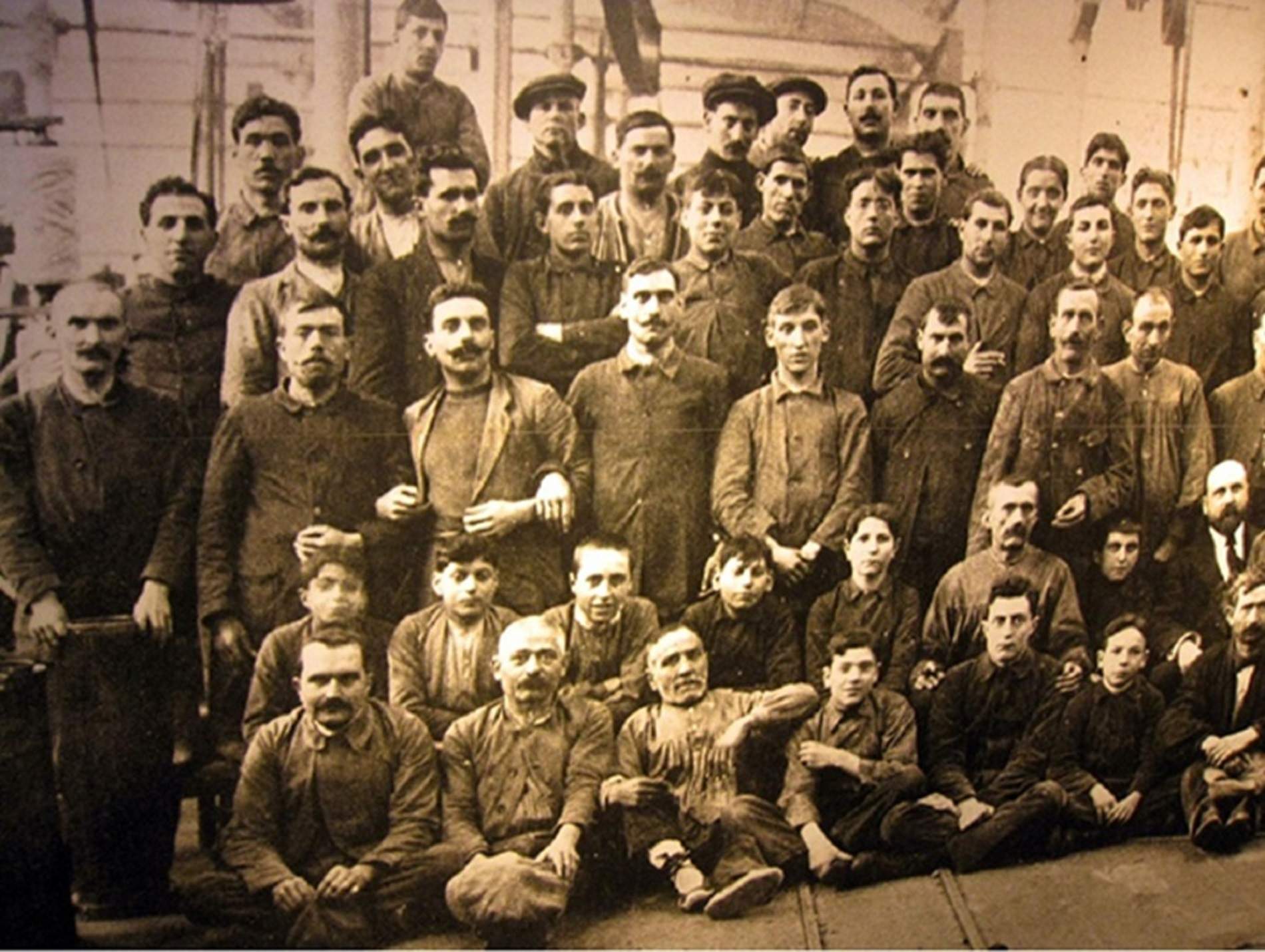 Grupo de obreros catalanes (finales del siglo XIX). Fuente Archivo Histórico de Barcelona