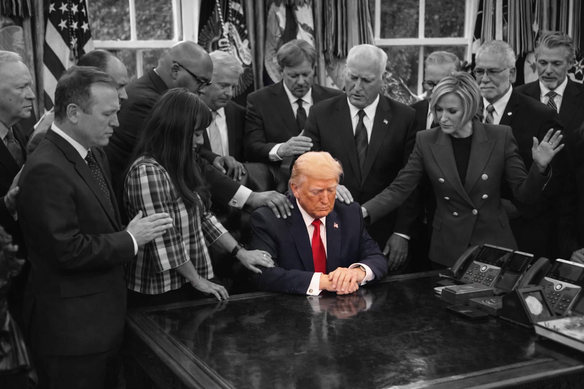 El ‘a Dios rezando y con el mazo dando’ de Trump en las portadas